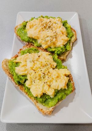 Foto de Pão com Abacate e Ovo Mexido
