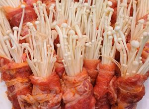 Hình của món Bò cuộn nấm kim châm nướng BBQ.