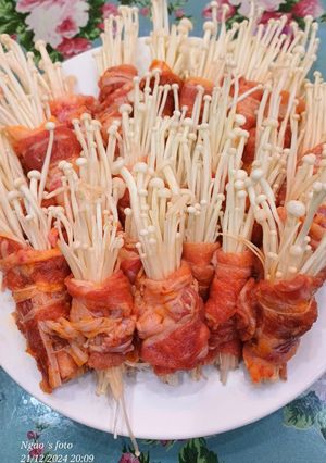 Hình của món Bò cuộn nấm kim châm nướng BBQ.