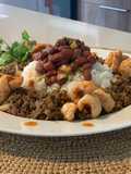 Timbal de Arroz, Frijol & Carne Molida Con Florecitas de Chicharrón