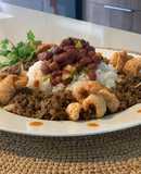 Timbal de Arroz, Frijol & Carne Molida Con Florecitas de Chicharrón