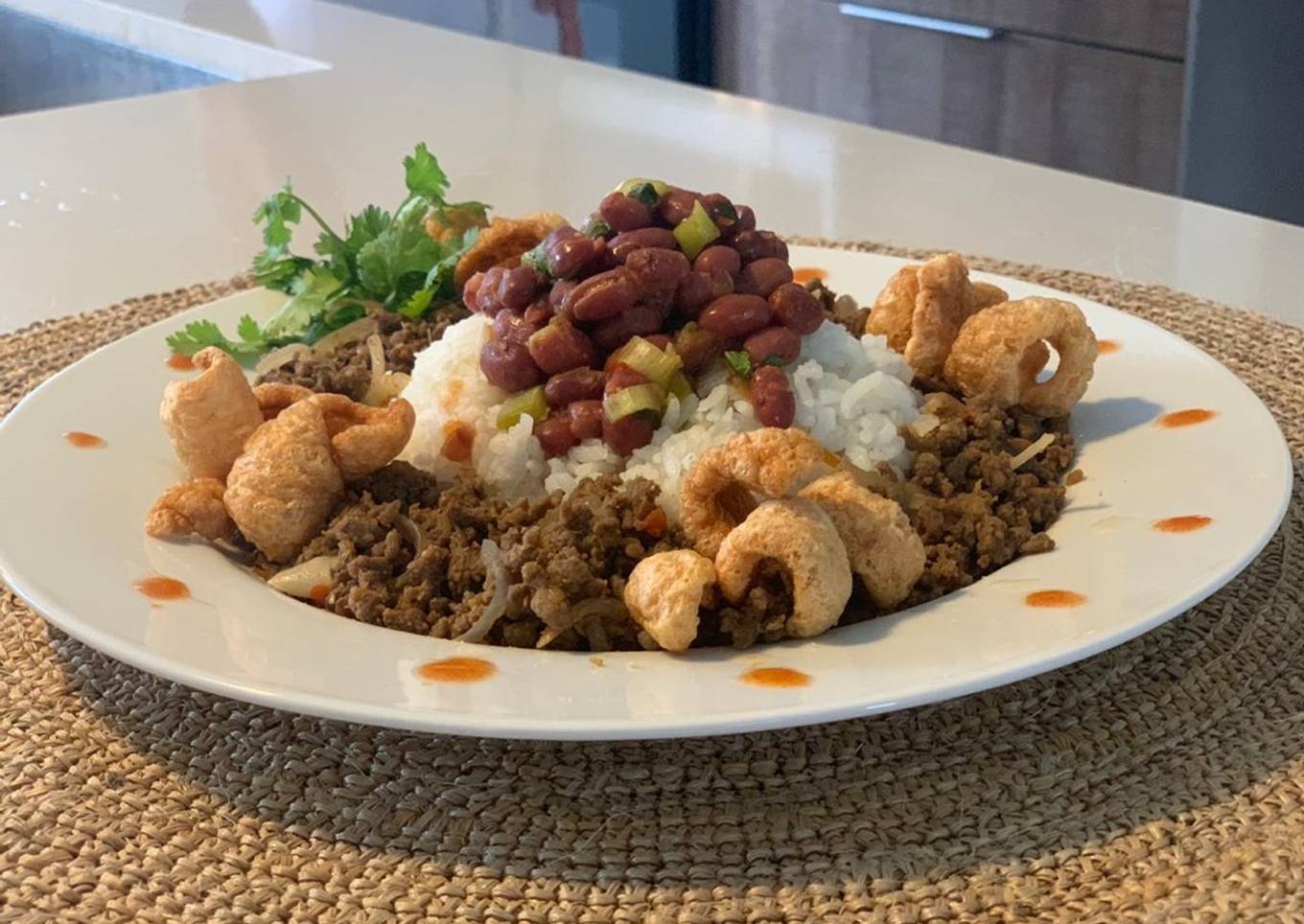 Timbal de Arroz, Frijol & Carne Molida Con Florecitas de Chicharrón