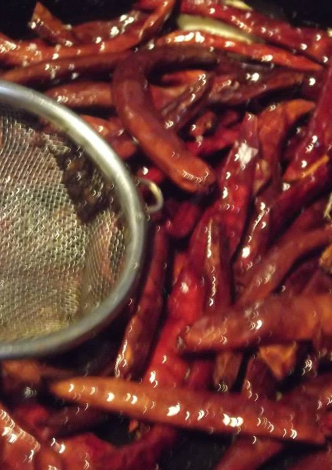 Una foto de Aceite de chile de árbol  y pasta rafaelita