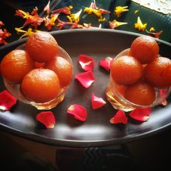 A picture of Gulab jamun.