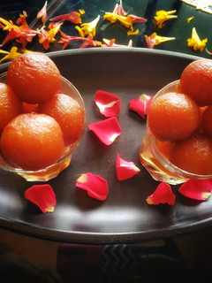 A picture of Gulab jamun.