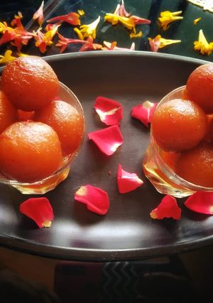 A picture of Gulab jamun.