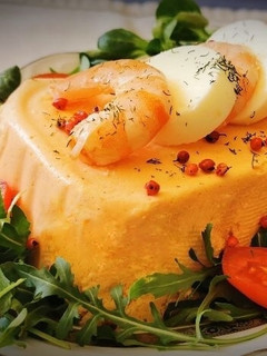 Una foto de Pastel de Salmón fresco y Langostinos