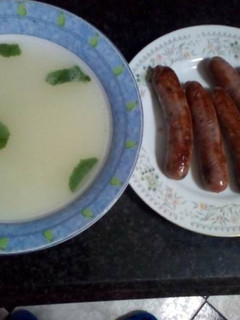Una foto de Cena rápida: caldito desgrasado y salchichas ibéricas