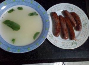 Foto principal de Cena rápida: caldito desgrasado y salchichas ibéricas