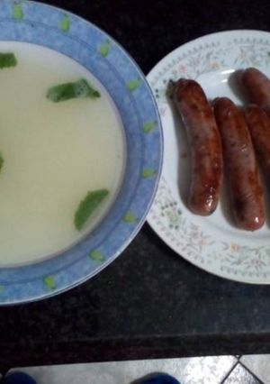 Una foto de Cena rápida: caldito desgrasado y salchichas ibéricas