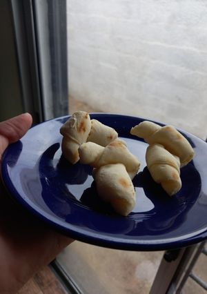 Una foto de Cañoncitos, cuernitos, pan con grasa