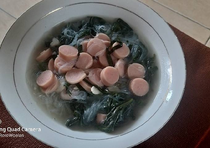 Bagaimana cara memasak Kangkung kuah soun sosis yang gurih