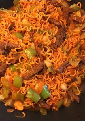Une photo de Nouilles chinoises au bœuf poivron chou kale poivrons oignons et tomates