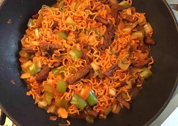 Comment Cuisiner Nouilles chinoises au bœuf poivron chou kale poivrons oignons et tomates