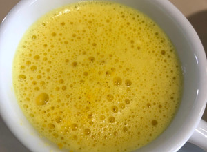 Una foto de Leche dorada (cúrcuma)