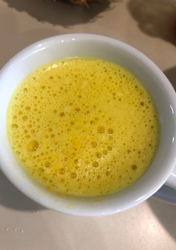 Una foto de Leche dorada (cúrcuma)
