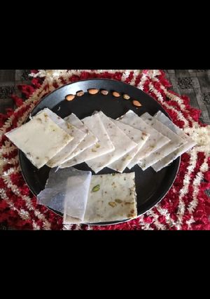બોમ્બે આઈસ હલવો (Bombay Ice Halwa Recipe In Gujarati) રેસીપી મુખ્ય ફોટો