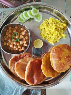 छोले भटुरे (chole bhature recipe in marathi) रेसिपी चे मुख्य फोटो