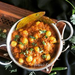 A picture of Bengali Aloo Dum (Potato Curry - Bong style).