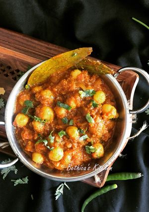 A picture of Bengali Aloo Dum (Potato Curry - Bong style).
