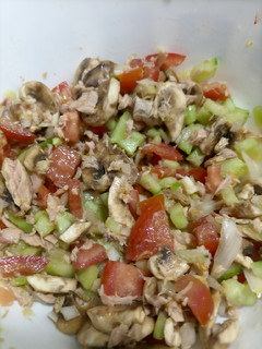 Una foto de Ensalada de pepino, cebolla, tomate, atún y champiñones