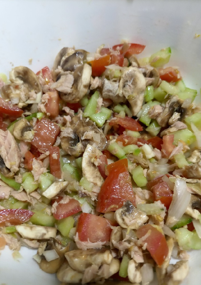Una foto de Ensalada de pepino, cebolla, tomate, atún y champiñones