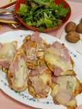 Scaloppine di pollo con prosciutto, gorgonzola e noci