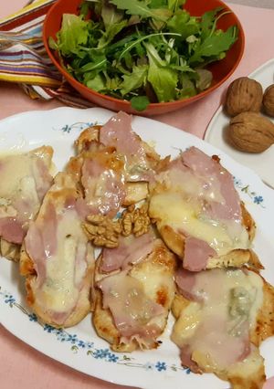 Foto di Scaloppine di pollo con prosciutto, gorgonzola e noci