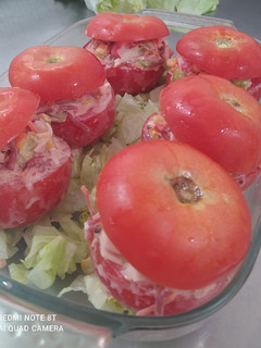 Una foto de Tomates rellenos fríos