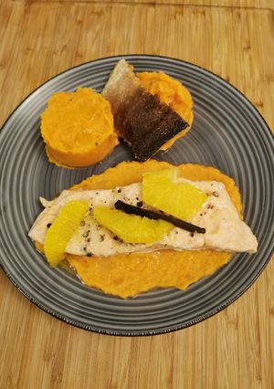 Une photo de Papillote de saumon vanille orange et purée de patate douce
