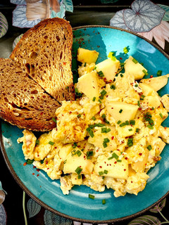 Una foto de Huevos revueltos con manzana y queso