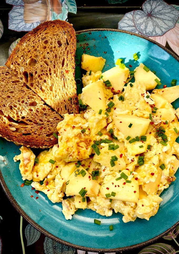 Una foto de Huevos revueltos con manzana y queso