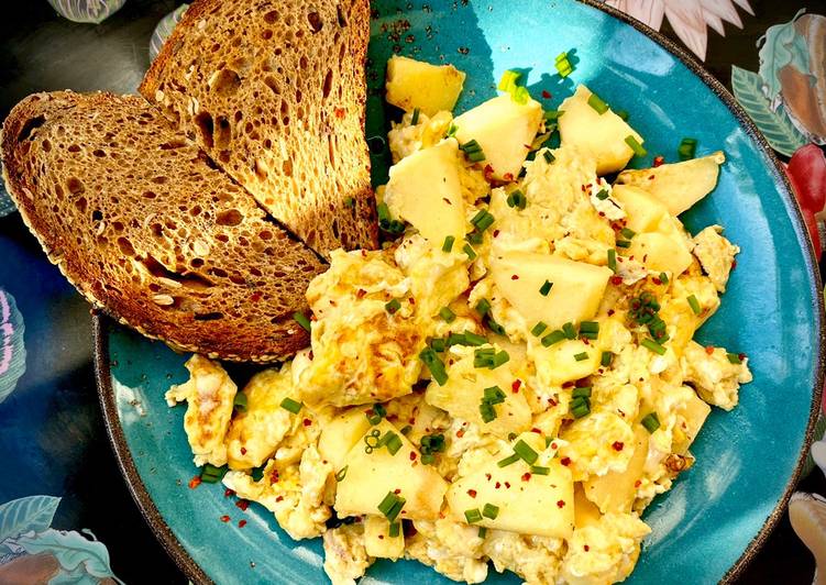 Huevos revueltos con manzana y queso