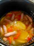 Salchichas con vino blanco y patatas cocidas