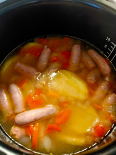 Una foto de Salchichas con vino blanco y patatas cocidas