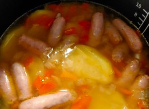 Foto principal de Salchichas con vino blanco y patatas cocidas