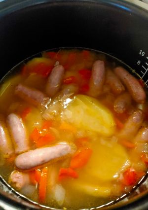 Una foto de Salchichas con vino blanco y patatas cocidas