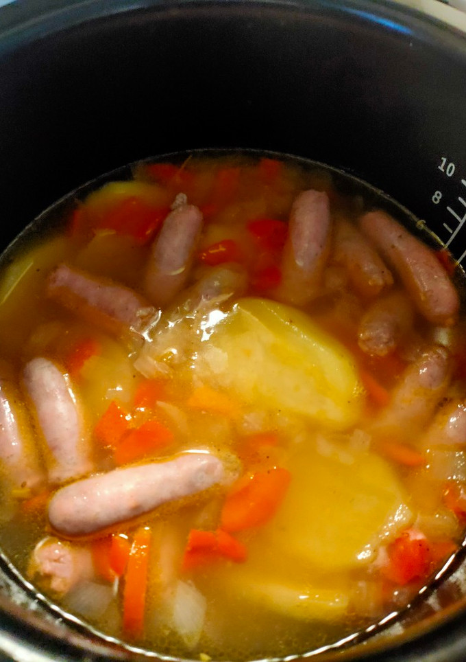 Una foto de Salchichas con vino blanco y patatas cocidas