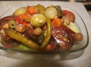 Una foto de ensalada con guindillas