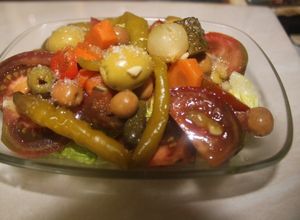 Una foto de Ensalada de tomates raf y guindillas