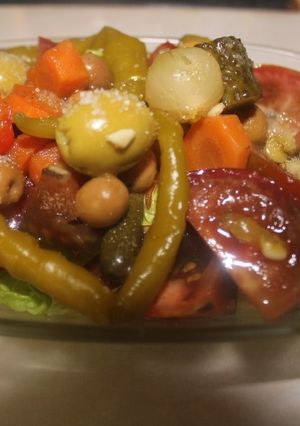 Una foto de Ensalada de tomates raf y guindillas