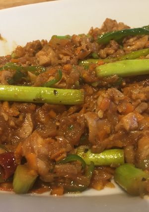 A picture of Spicy chicken stew with asparagus.