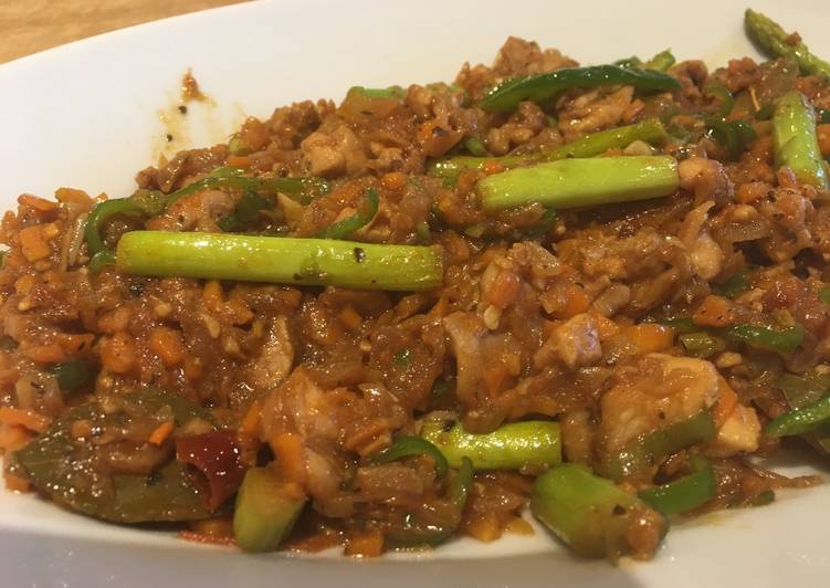 Spicy chicken stew with asparagus
