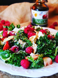 Una foto de Ensalada diet de col kale, frambuesas y queso fresco