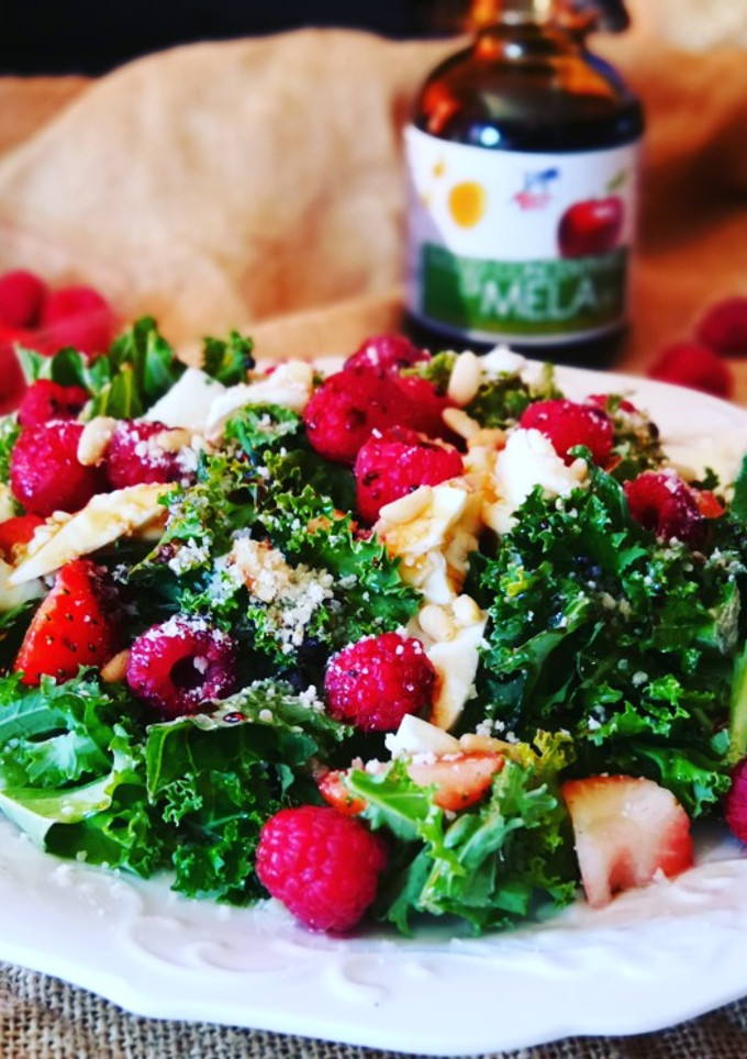 Una foto de Ensalada diet de col kale, frambuesas y queso fresco