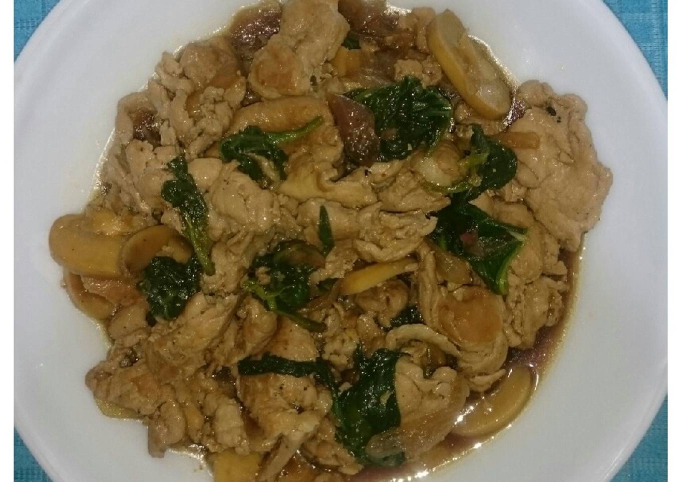 Stir fry pork with spinach and mushroom