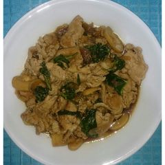 A picture of Stir fry pork with spinach and mushroom.