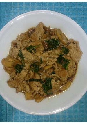A picture of Stir fry pork with spinach and mushroom.