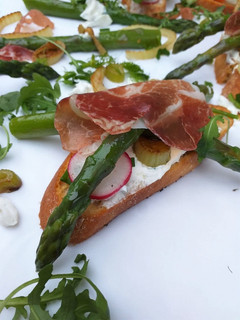 Una foto de Tostas de espárragos y jamón serrano