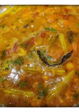 व्हेजिटेबल सांबार (Vegetable Sambar Recipe In Marathi) रेसिपी चे मुख्य फोटो 